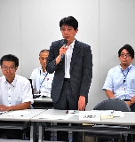 挨拶する同整備局の土井道路部長 挨拶する同整備局の土井道路部長