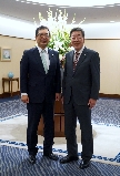積水ハウス仲井嘉浩社長(左)と岐阜造園小栗達弘社長(右) 積水ハウス仲井嘉浩社長(左)と岐阜造園小栗達弘社長(右)