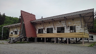 解体予定の管理棟(飛騨市森林公園内体育館整備) 解体予定の管理棟(飛騨市森林公園内体育館整備)