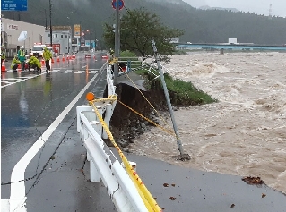 護岸が流出した飛騨川(14日時点の様子、 提供・高山国道事務所) 護岸が流出した飛騨川(14日時点の様子、 提供・高山国道事務所)
