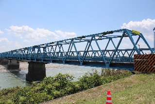 川島大橋(手前が傾いたP4橋脚) 川島大橋(手前が傾いたP4橋脚)