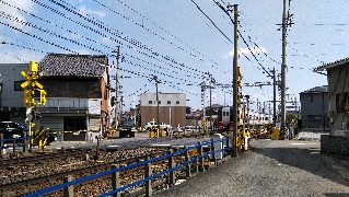 名鉄・加納駅の西側に位置する踏切 名鉄・加納駅の西側に位置する踏切