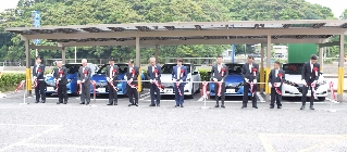 EV・ソーラーカーポートの前でテープカット EV・ソーラーカーポートの前でテープカット