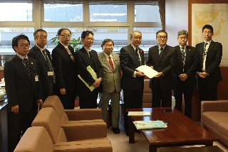 江島国交大臣政務官に要望書を手渡す中村知事(中央右)、中央は北村誠吾議員 江島国交大臣政務官に要望書を手渡す中村知事(中央右)、中央は北村誠吾議員