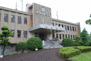 現在の神埼市役所本庁舎 現在の神埼市役所本庁舎
