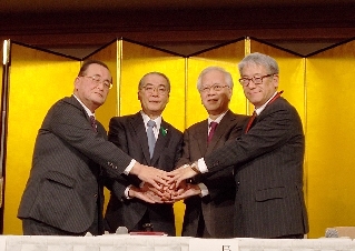 握手する4団体の代表(左から坂井理事長、中村知事、片峰学長、木下学長) 握手する4団体の代表(左から坂井理事長、中村知事、片峰学長、木下学長)