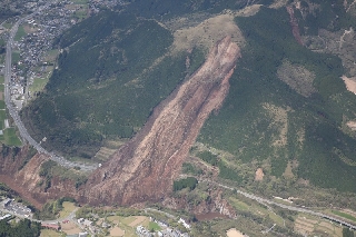 熊本地震によって被災した阿蘇大橋周辺の状況