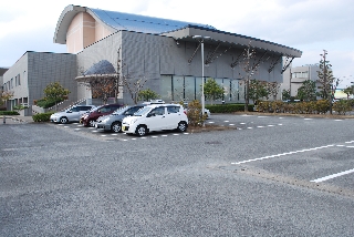 移転候補地の一つのさくらホール駐車場 移転候補地の一つのさくらホール駐車場