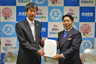 園田市長に提案書を渡す堀口局長(左) 園田市長に提案書を渡す堀口局長(左)
