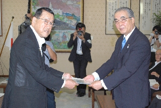 中村知事に要望書を手渡す宮本諫早市長 中村知事に要望書を手渡す宮本諫早市長