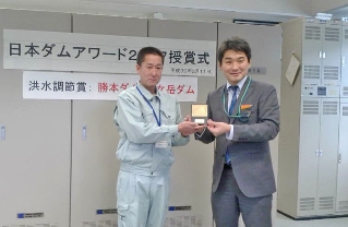 星野氏から盾を受け取る小嶋さん(左) 星野氏から盾を受け取る小嶋さん(左)