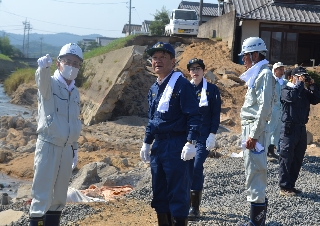 視察する荒木会長(左) 視察する荒木会長(左)