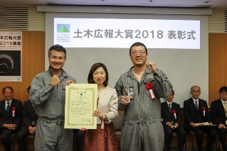 (鹿嶋)田中選考委員長を中心にデミー(右)とマツ_ (鹿嶋)田中選考委員長を中心にデミー(右)とマツ_