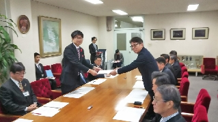 (鹿嶋)田上市長に要望書を手渡す山口副会頭(右) (鹿嶋)田上市長に要望書を手渡す山口副会頭(右)