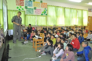 土木の話を聞く子供ら 土木の話を聞く子供ら