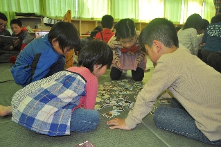 『土木偉人かるた』に熱中 『土木偉人かるた』に熱中