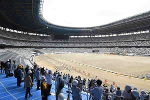 トラックなどの整備を始めるスタジアム新国立競技場内部_1 トラックなどの整備を始めるスタジアム新国立競技場内部_1