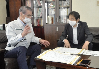 宣言内容について語る谷村会長(左)と奥田部長 宣言内容について語る谷村会長(左)と奥田部長