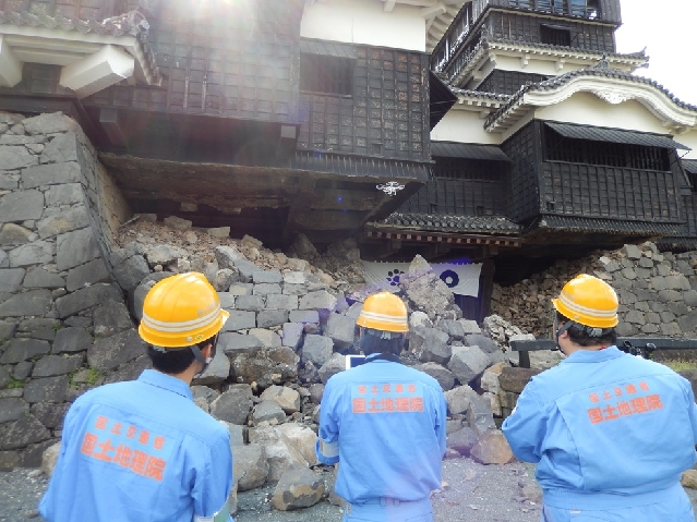 崩壊した熊本城の石垣をドローンで撮影